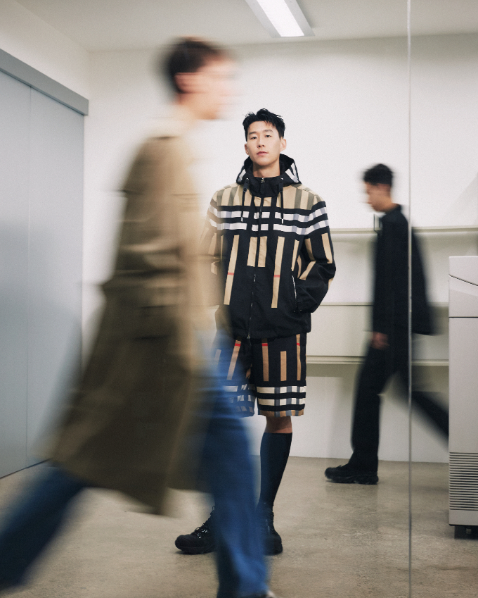 '버버리' 2022 가을·겨울 프리 컬렉션 룩을 소화한 축구선수 손흥민./사진=버버리(Burberry)