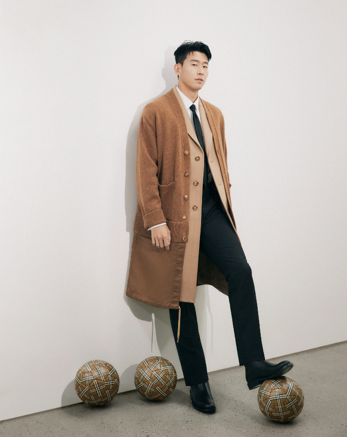 '버버리' 2022 가을·겨울 프리 컬렉션 룩을 소화한 축구선수 손흥민./사진=버버리(Burberry)
