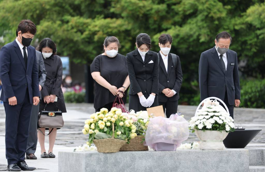 [김해=뉴시스] 전신 기자 = 윤석열 대통령 부인 김건희 여사가 13일 오후 경남 김해 진영읍 봉하마을을 방문해 고 노무현 전 대통령 묘역에서 헌화 및 분향 후 묵념하고 있다. (대통령실통신사진기자단) 2022.06.13.