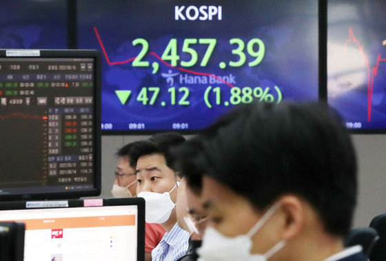 코스피가 장 초반 1% 넘게 하락하며 2500선이 붕괴된 14일 오전 서울 중구 하나은행 딜링룸에서 직원들이 분주하게 움직이고 있다. 장중 코스피가 2500선이 붕괴한 것은 2020년 11월 13일 이후 약 1년 7개월 만이다. /사진제공=뉴스1