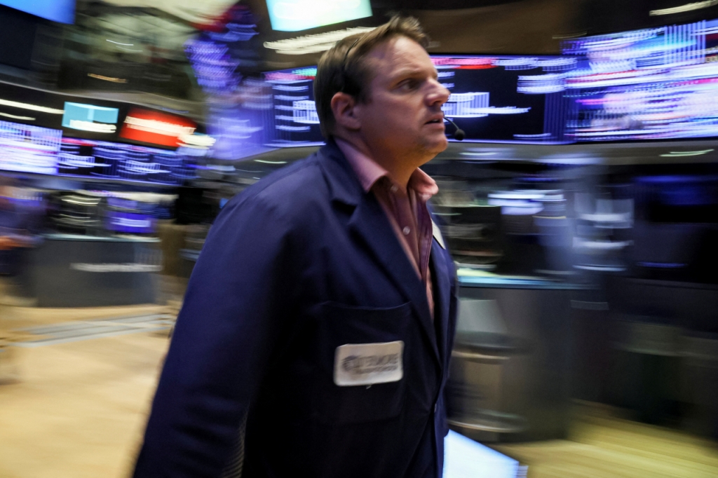 3대 지수가 일제히 급락해 '블랙 먼데이'로 기록된 13일(현지시간) 미국 뉴욕증권거래소 주식 트레이더가 다급히 이동하고 있다. /ⓒ로이터=뉴스1