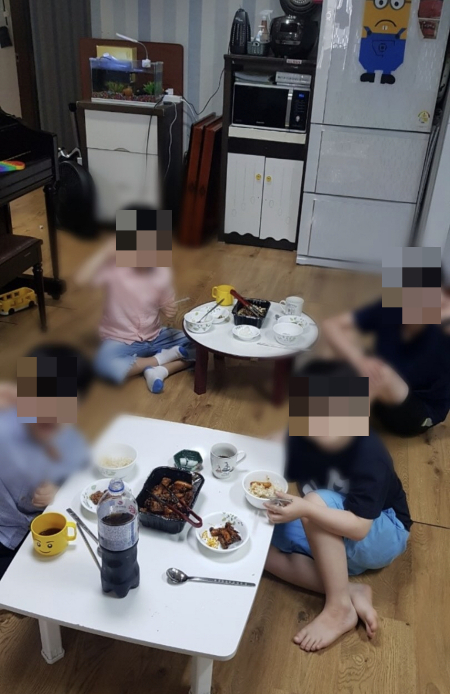 홍세범 대표가 기부한 치킨을 맛있게 먹는 아이들. 그의 아내 역시 같은 마음으로 기부의 뜻을 지지하고 돕는다고 했다./사진=홍세범 대표 제공