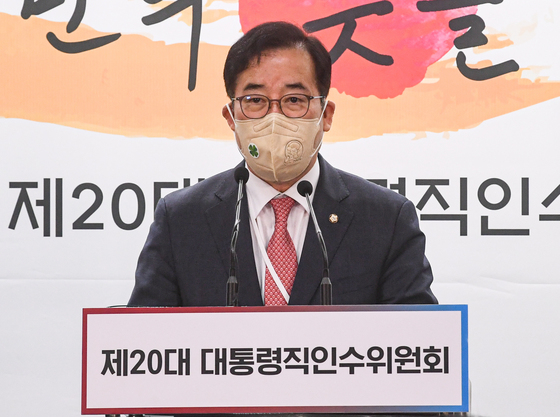 박성중 제20대 대통령직인수위원회 과학기술교육분과 간사가 4월 28일 서울 종로구 통의동 인수위 기자회견장에서 '미디어의 공정성·공공성 확립과 국민 신뢰 회복을 위한 정책방향'과 관련해 브리핑을 하고 있다. 2022.4.28/뉴스1  