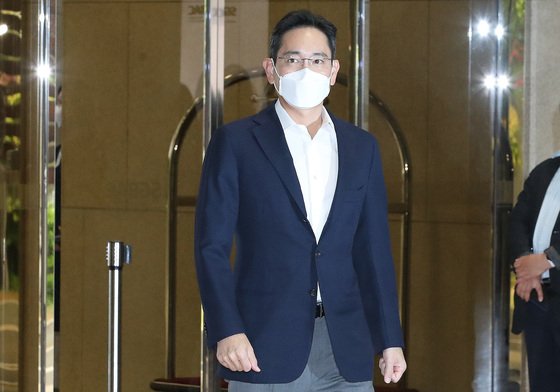 이재용 삼성전자 부회장이 7일 서울김포비즈니스항공센터(SGBAC)에서 네덜란드 등 유럽으로 출장을 떠나고 있다. 이 부회장이 이번 해외 출장에 나선 것은 향후 반도체 대규모 시설투자를 위해서는 반도체 미세공정에 필수적인 네덜란드 ASML사의 EUV(극자외선노광) 장비 확보가 필요했기 때문인 것으로 알려졌다. 이 부회장은 네덜란드 외에도 독일, 영국 등 3개 국가 이상을 찾을 것으로 관측된다. 2022.6.7/뉴스1  