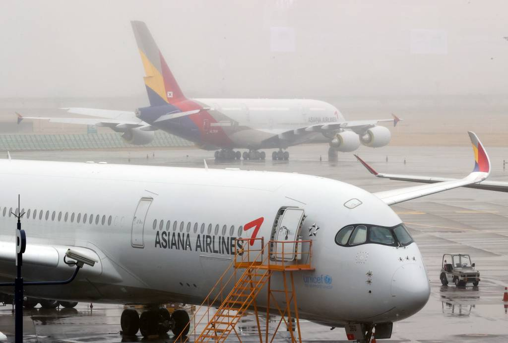 [인천공항=뉴시스] 김병문 기자 = 아시아나항공이 다음 달 1일부터  11개월 만에 일본 나고야 운항을 다시 시작한다고 밝힌 14일 오후 인천국제공항 1터미널에 아시아나항공 여객기가 보이고 있다. 2022.03.14.