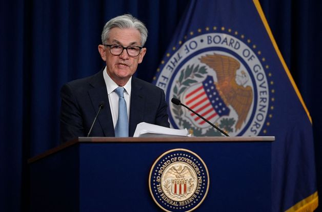 (AFP=뉴스1) = 제롬 파월 미국 연방준비제도 의장이 15일(현지시간) 워싱턴 연방준비제도이사회 빌딩에서 열린 기자회견에서 발언하고 있다.   이날 미국 중앙은행 연방준비제도가 기준 금리를 0.75%포인트(p) 높여 1.5~1.75%로 인상했다. 인상폭은 1994년 이후 28년 만에 최대다.   (C) AFP=뉴스1  