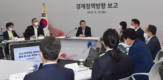 (성남=뉴스1) 안은나 기자 = 윤석열 대통령이 16일 경기 성남 수정구 판교제2테크노밸리 기업성장센터에서 열린 새 정부 경제정책 방향 발표 회의에서 모두발언하고 있다. (대통령실사진기자단) 2022.6.16/뉴스1  