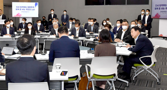 (성남=뉴스1) 안은나 기자 = 윤석열 대통령이 16일 경기도 성남시 수정구 판교제2테크노밸리 기업성장센터에서 열린 새 정부 경제정책 방향 발표 회의에서 모두발언을 하고 있다. (대통령실사진기자단) 2022.6.16/뉴스1  