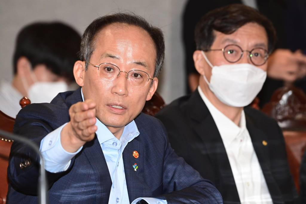 [서울=뉴시스] 조수정 기자 = 추경호 경제부총리 겸 기획재정부 장관이 16일 오전 서울 중구 은행회관에서 열린 비상 거시경제 금융회의를 마친 뒤 취재진의 질문에 답하고 있다. (공동취재사진) 2022.06.16.