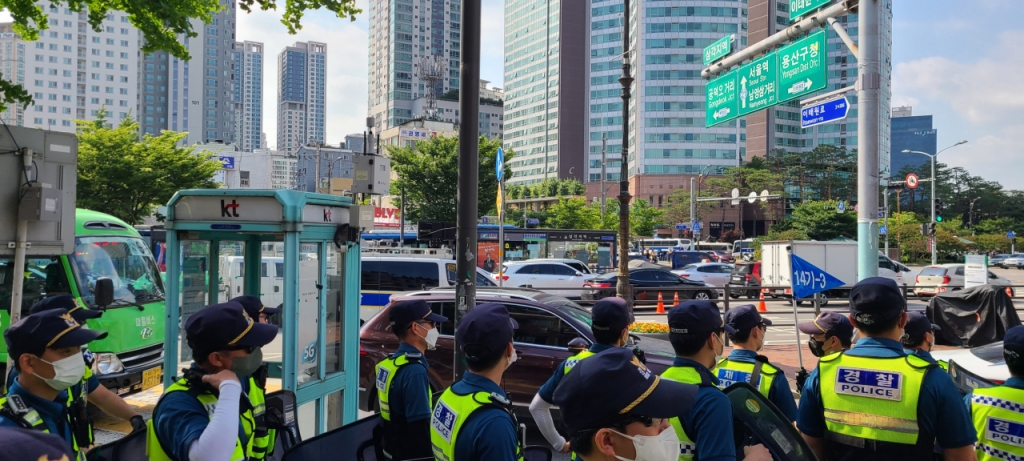 16일 오후 대통령 집무실 인근 보도에서 바라본 삼각지역 버스정류장. 경찰과 혼잡한 차량들로 인해 먼 발치에서 간신히 확인할 수 있다. /사진=김지훈 기자  lhshy@ 