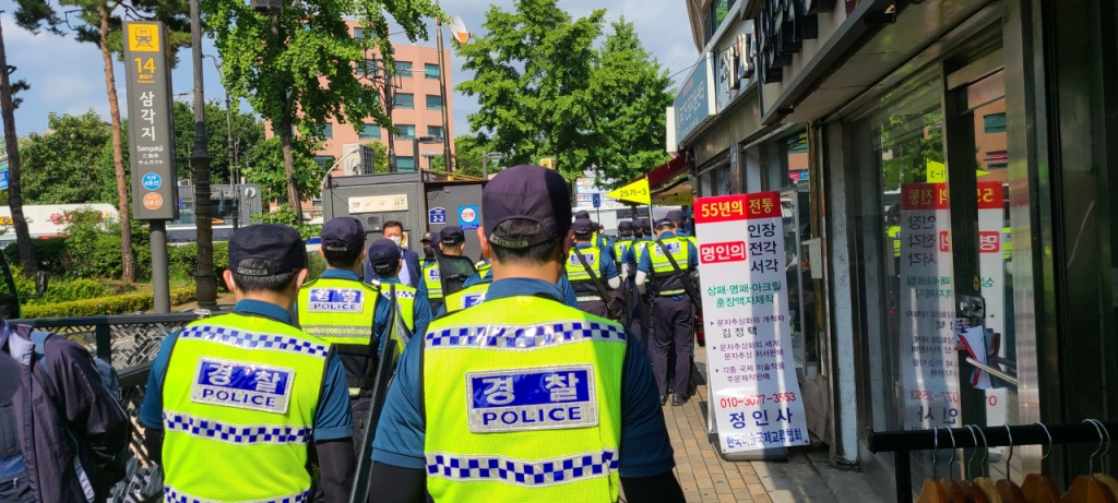 16일 오후 삼각지역 14번 출구 주변에서 경찰들이 이동하고 있다. /사진=김지훈 기자 lhshy@