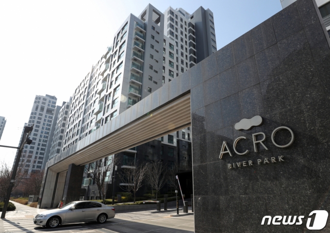 (서울=뉴스1) 구윤성 기자 = 서울 서초구 반포동 아크로 리버파크.  아크로리버파크 전용 84.97㎡의 공시가격은 지난해 15억400만원에서 올해 17억3천600만원으로 15.43% 상승했다. 2019.3.17/뉴스1   