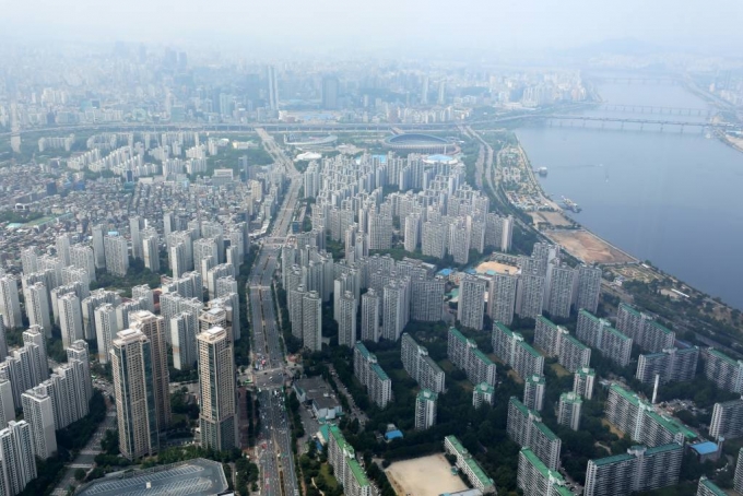 [서울=뉴시스] 배훈식 기자 = 이번 주 서울 아파트 가격이 0.02% 상승한 29일 오전 서울 송파구 서울스카이 전망대에서 바라본 강남 아파트 밀집지역 모습. 강남을 비롯해 용산 등 고가 아파트 밀집지역의 매매가격이 오르며 전체 서울 아파트 가격 상승 폭을 키웠다. 2022.05.29.