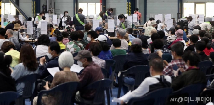 서울주택도시공사(SH)의 국민임대주택에 대한 청약신청 방문접수가 시작된 2일 오후 서울 강남구 SETEC(세텍)에 마련된 접수처가 청약신청을 하려는 시민들로 붐비고 있다. /사진제공=뉴시스