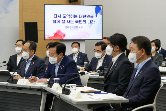 (성남=뉴스1) 안은나 기자 = 추경호 경제부총리 겸 기획재정부 장관, 김기문 중소기업중앙회장을 비롯한 참석자들이 16일 경기 성남 수정구 판교제2테크노밸리 기업성장센터에서 열린 새 정부 경제정책 방향 발표 회의에서 윤석열 대통령의 모두발언을 듣고 있다. 대통령실사진기자단 2022.6.16/뉴스1  