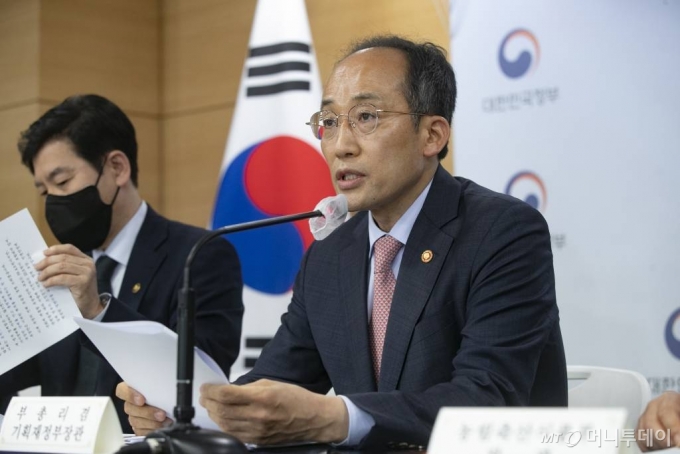 추경호 경제부총리 겸 기획재정부 장관이 지난달 12일 정부서울청사 브리핑실에서 열린 2022년 2차 추가경정예산안 관계장관 합동브리핑을 하고 있다. /사진=김휘선 기자 hwijpg@