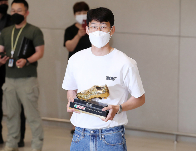 (인천공항=뉴스1) 김진환 기자 = 아시아 선수로는 역대 최초로 잉글랜드 프로축구 프리미어리그(EPL) 득점왕에 등극한 손흥민(토트넘)이 24일 오후 인천국제공항을 통해 귀국해 골든부츠를 들고 포즈를 취하고 있다. 2022.3.22/뉴스1