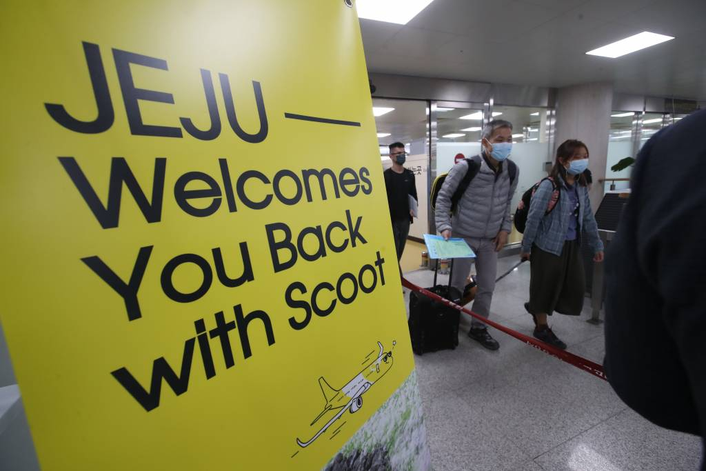 제주-싱가포르 직항 노선이 취항한 15일 오전 제주국제공항 1층 도착장에 스쿠트항공 TR812편을 타고 온 싱가포르 관광객들이 들어서고 있다. /사진=뉴시스