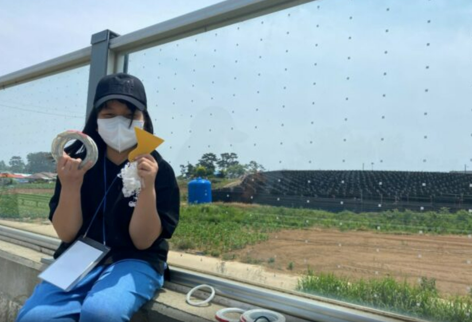 방음 유리벽에 스티커를 붙인 '새 친구' 6기 김리안님. 어머니와 함께 작업했다. 어머니는 "덥고 힘들 거야"라고 했지만, 리안님은 "새를 구하는 일이라면 힘들어도 참고, 열심히 할거야"라고 다짐했다./사진=녹색연합