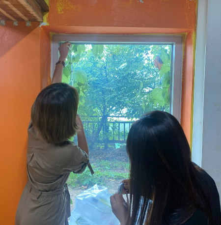 스티커를 유리창에 붙이는 시범을 하고 있는 유 활동가(왼쪽)와 강 팀장(오른쪽)./사진=남형도 기자