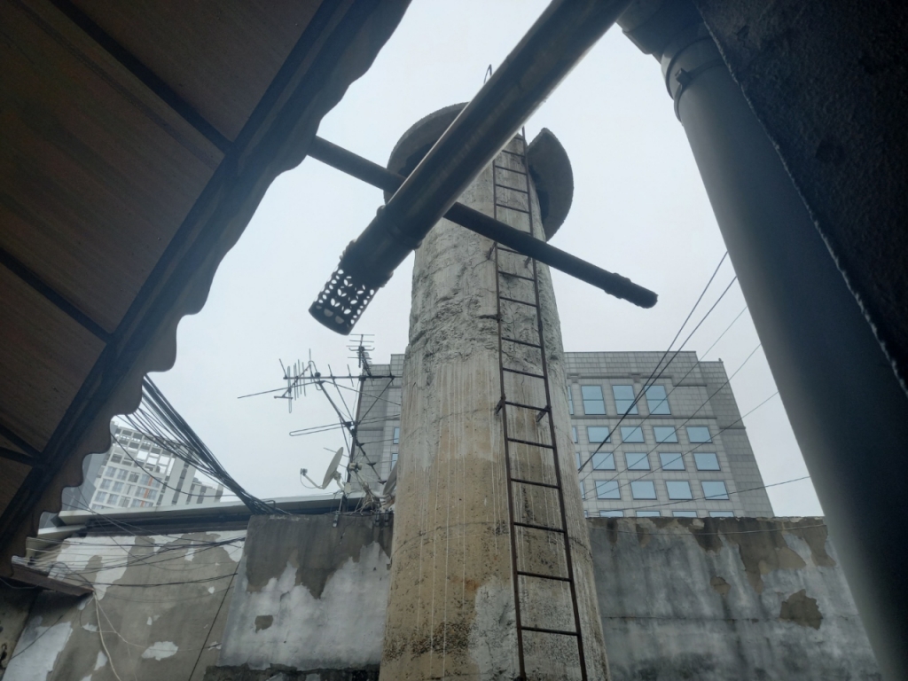 충정아파트 한 가운데 있는 연기굴뚝./사진=김성진 기자