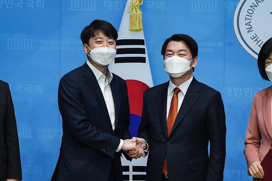 (서울=뉴스1) 유승관 기자 = 이준석 국민의힘 대표와 안철수 국민의당 대표가 18일 서울 여의도 국회 소통관에서 합당 발표 후 악수를 하고 있다. (공동취재) 2022.4.18/뉴스1  