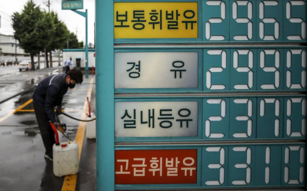 [서울=뉴시스] 정병혁 기자 = 지난달 국제 유가가 오르면서 수입제품의 가격도 높아지고 있다. 한국은행이 16일 발표한 수출입물가지수 통계에 따르면 5월 기준 수입물가지수는 153.74로 4월(148.38)보다 3.6% 상승했다. 작년 5월보다 36.3%나 높은 수준이다. 수입물가지수는 지난 4월 유가 하락과 함게 내렸지만, 한 달 사이 다시 오름세로 전환했다. 사진은 16일 서울시내 주유소의 모습. 2022.06.16.