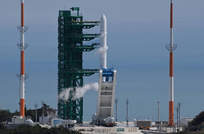 [고흥=뉴시스] 사진공동취재단 = 순수 국내 기술로 설계 및 제작된 한국형 발사체 누리호(KSLV-Ⅱ)의 2차 발사일인 21일 전남 고흥군 나로우주센터 발사대에 거치된 누리호에서 기립장치가 분리되고 있다. 실제 기능이 없는 모사체(더미) 위성만 실렸던 1차 발사와 달리 이번 2차 발사 누리호에는 성능검증위성과 4기의 큐브위성이 탑재됐다. 2022.06.21.