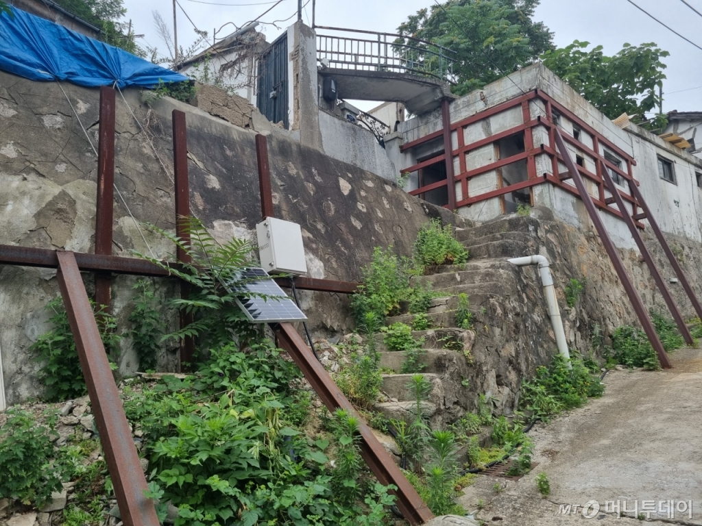 22일 종로구 사직동 사직2구역 내 철골 구조물로 보강한 주택 외부 모습/사진=조성준 기자