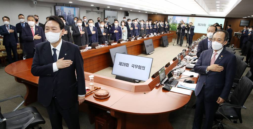 [서울=뉴시스] 전신 기자 = 윤석열 대통령이 21일 서울 용산 대통령실 청사에서 열린 국무회의에서 국기에 대한 경례를 하고 있다. 2022.06.21.