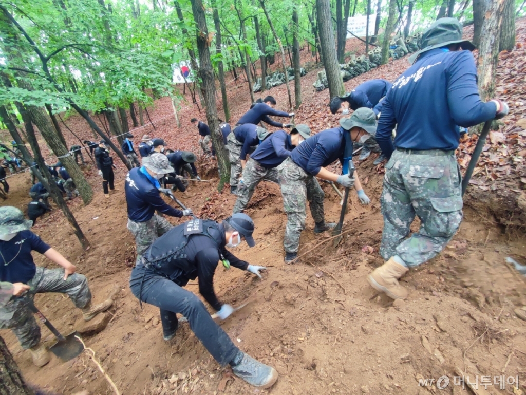 경기 포천시 소흘읍 무명 350고지에서 육군 8기동사단 진호대대 장병들과 국방부 유해발굴단 발굴팀이 유해를 발굴 하고 있다. /사진=정세진 기자