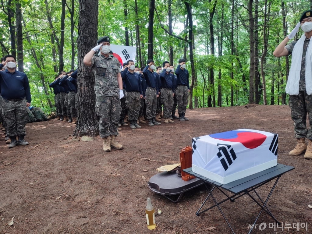지난 16일 경기 포천시 소흘읍 무명 350고지에서 육군 8기동사단 진호대대 장병들과 국방부 유해발굴단 발굴팀이 이날 수습한 유해의 약식제례를 치르고 있다. /사진=정세진 기자