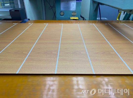 동국제강 부산공장에서 생산되고 있는 나뭇결무늬 컬러강판 /사진=김도현 기자