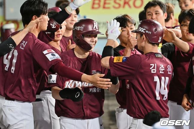 키움 이병규가 23일 대구 삼성라이온즈파크에서 열린 삼성과 2022 KBO리그 정규시즌 원정경기 6회초 득점에 성공한 뒤 키움 선수단의 축하를 받고 있다. /사진=OSEN