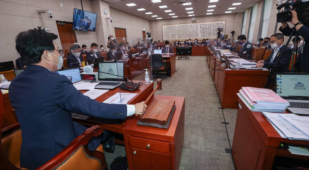 박광온 법사위원장이 지난달 5월26일 서울 여의도 국회에서 열린 법제사법위원회 전체회의에서 의사봉을 두드리고 있다. / 사진제공=뉴시스