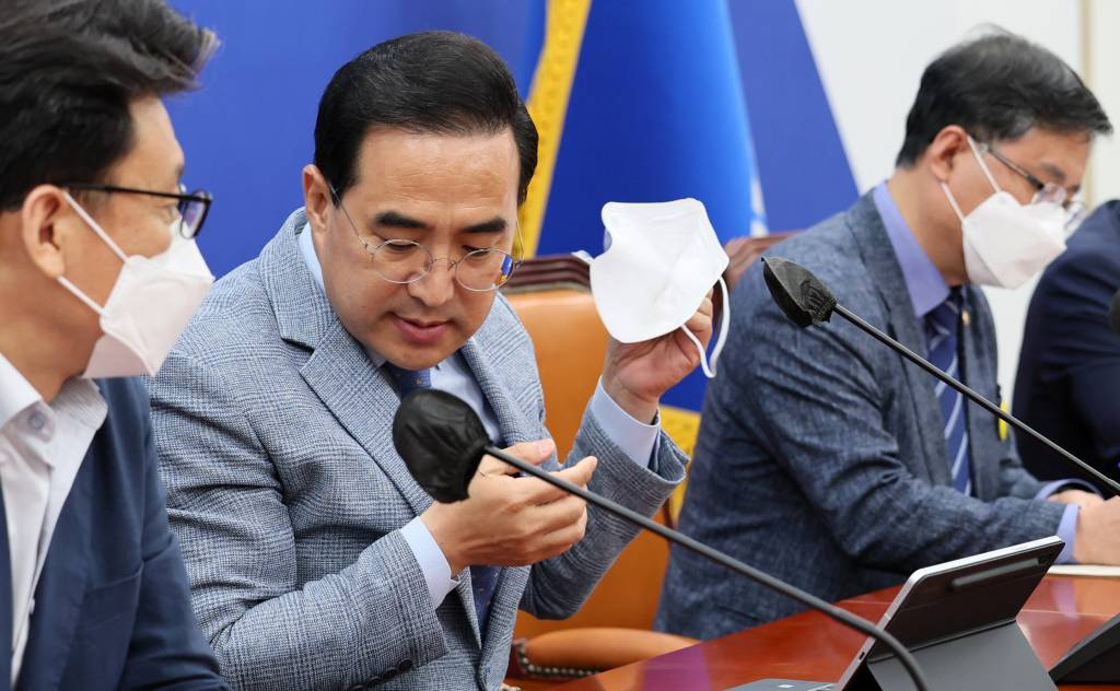 박홍근 더불어민주당 원내대표가 이달 23일 국회에서 열린 정책조정회의에 참석해 마스크를 벗고 있다. / 사진제공=뉴시스