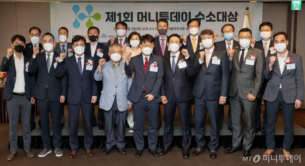 2021년 7월1일 서울 중구 더 플라자에서 열린 '제1회 머니투데이 수소대상'에서 시상자와 수상자들이 기념촬영을 하고 있다. 뒷줄 왼쪽부터 시계방향으로 이승 한국가스공사 부사장, 임광훈 한국자동차연구원 경영지원본부장 ,김종범 한국가스안전공사 부사장, 변태섭 중기부 중소기업정책실장, 김정재 국민의힘 의원, 박종면 머니투데이 대표, 문일 연세대 교수, 문재도 H2코리아 회장, 최우석 산업부 신재생에너지정책단장, 박래상 국토교통과학기술진흥원 플랜트실 실장, 송용진 두산중공업 부사장, 현철 효성중공업 전무, 이승준 원일티엔아이 전무, 서정수 한국가스기술공사 가스기술연구원장, 김종원 전 수소에너지사업단장, 이무석 코오롱인더스트리 상무, 허기 대하 대표이사, 강영택 창원산업진흥원 본부장. /사진=이기범 기자 leekb@