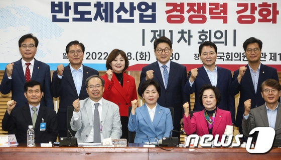 (서울=뉴스1) 유승관 기자 = 양향자 국민의힘 반도체산업 경쟁력 강화 특별위원회 위원장(무소속, 앞줄 가운데)과 권성동 원내대표(뒷줄 왼쪽 네 번째)을 비롯한 참석자들이 28일 오전 서울 여의도 국회 의원회관에서 열린 반도체산업 경쟁력 강화 특별위원회 제1차회의에서 기념 촬영을 하고 있다. (공동취재) 2022.6.28/뉴스1 