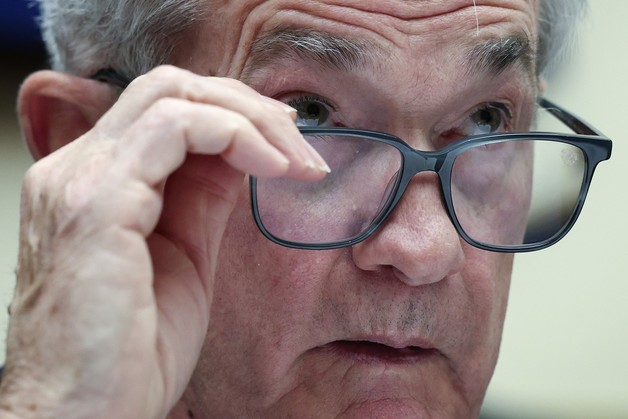 (워싱턴 AFP=뉴스1) 우동명 기자 = 제롬 파월 미국 연방준비제도(Fed·연준) 의장이 23일(현지시간) 워싱턴 하원 금융서비스위원회에 출석해 “경기 침체를 피할 수 없는 것은 아니다”고 밝히고 있다.   ? AFP=뉴스1  