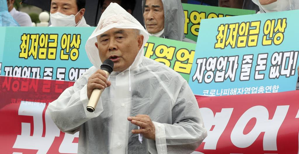 민상헌 코로나피해자영업총연합 공동대표가 30일 서울 여의도 국회 앞에서 열린 2023년도 최저임금 관련 자영업자 입장 발표 기자회견에 참석해 발언을 하고 있다. / 사진= 뉴시스