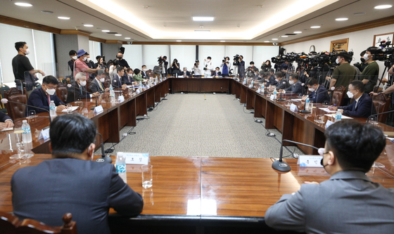 (서울=뉴스1) 신웅수 기자 = 이복현 금융감독원장이 20일 오전 서울 중구 은행회관에서 열린 은행장 간담회에서 인사말을 하고 있다.   취임 후 처음으로 은행장들을 만난 이 원장은 금리·물가상승에 따른 건전성 강화와 소비자 이자부담 완화를 주문했다.  금융권에서 잇따라 반복되는 사고 재발을 막기 위해 내부통제에 만전을 다해달라고도 말했다. 2022.6.20/뉴스1  