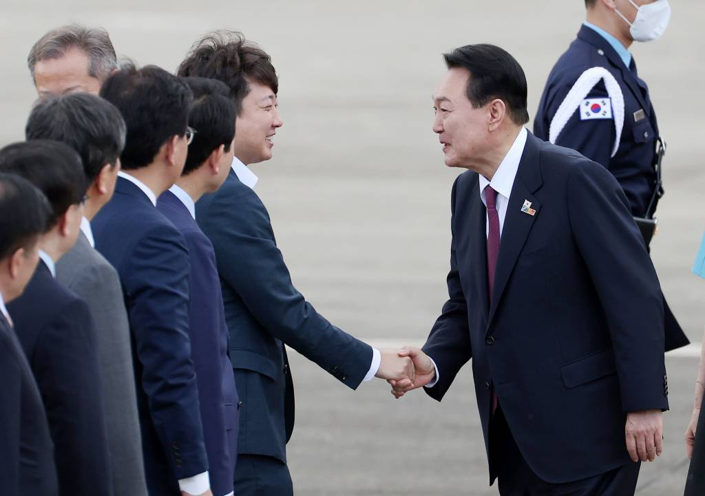 [성남=뉴시스] 전신 기자 = 첫 해외 순방을 마친 윤석열 대통령이 1일 경기도 성남 서울공항에 도착해 이준석 국민의힘 대표와 인사하고 있다. (사진=대통령실 제공) 2022.07.01. *재판매 및 DB 금지