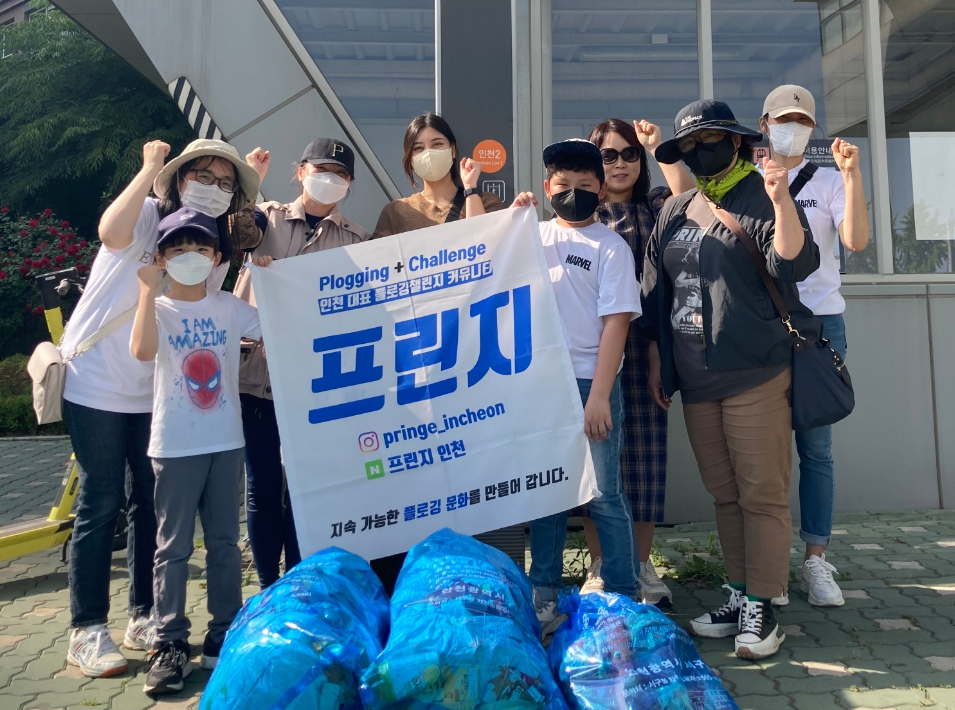 지난달, 네 번째 기부 프로젝트로 리플래닛이 진행한 건 '플로깅(쓰레기를 주우며 달리는 것)'을 하는 이들을 위한 선물이었다. 인천 대표 플로깅챌린지 커뮤니티인 '프린지' 회원들./사진=리플래닛