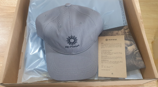 사이즈가 달라 옷을 고르지 못했던, 한 아이만을 위해 제작한 옷. 그리고 모자 선물. 홀로 상처 받지 말라고, 섬세한 기부다./사진=리플래닛