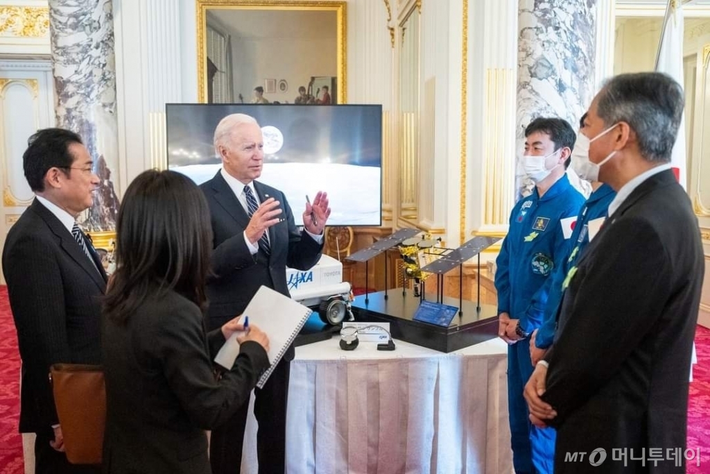 조 바이든 미국 대통령이 지난 5월 일본과 정상회담에서 일본항공우주개발기구(JAXA) 연구진과 만나 달 탐사, 착륙, 소행성 등 양국의 우주 협력을 강조하고 있는 모습. 바이든 대통령 뒤로 JAXA의 달 로버(이동형 탐사 로버, 월면차)와 오른쪽에 소행성 탐사선 하야부사2가 보인다. 바이든 대통령은 윤석열 대통령과 정상회담에선 우주 관련 특별한 언급은 없었다. 당시 한미는 우주 협력에 나서자는 약속만을 했다. / 사진=백악관 
