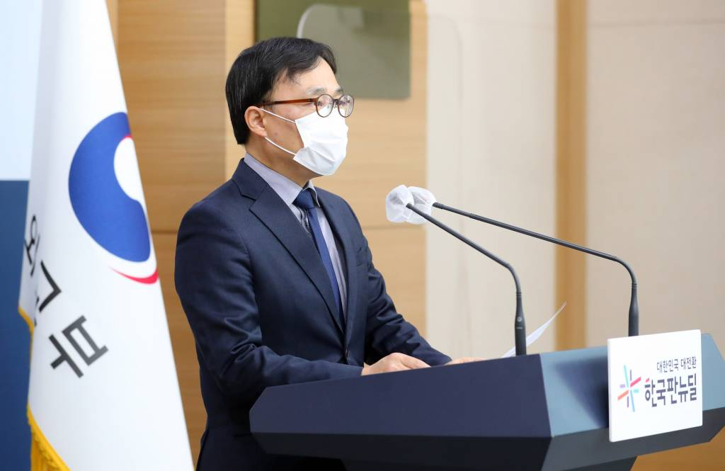 [서울=뉴시스] 배훈식 기자 = 최영삼 외교부 대변인이 8일 오후 서울 종로구 정부서울청사 별관 브리핑실에서 정례브리핑을 하고 있다. 최 대변인은 우크라이나 의용군에 합류한 이근 전 대위와 관련 법무부 등 관계부처와의 협의를 통해 여권에 대한 행정제재를 진행 중이라며 향후 여권법 위반 관련 형사 고발도 추진할 예정이라고 말했다. 2022.03.08.