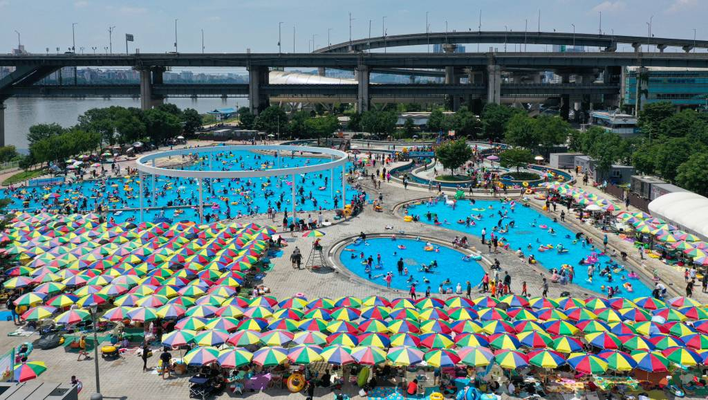 서울을 비롯한 전국 곳곳에 폭염 주의보가 내려진 3일 오후 서울 광진구 뚝섬한강공원 수영장이 물놀이 온 시민들로 붐비고 있다. /사진=뉴시스