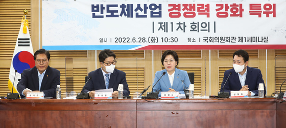 (서울=뉴스1) 유승관 기자 = 양향자 국민의힘 반도체산업 경쟁력 강화 특별위원회 위원장(무소속)이 28일 오전 서울 여의도 국회 의원회관에서 열린 반도체산업 경쟁력 강화 특별위원회 제1차회의에서 인사말을 하고 있다. 왼쪽부터 송석준 부위원장, 권성동 국민의힘 원내대표, 양 위원장, 성일종 정책위의장. (공동취재) 2022.6.28/뉴스1