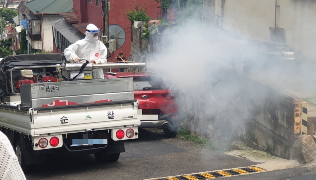 은평구청 관계자들이 4일 오후 2시쯤 러브버그 근원지로 꼽히는 앵봉산 일대를 방역하고 있다./사진제공=은평구청.