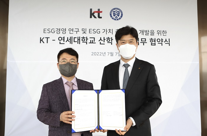 협약식을 마치고 KT ESG경영추진실장 김무성 상무(오른쪽)와 연세대 ESG/기업윤리 연구센터장 이호영 교수가 기념촬영을 하는 모습/사진제공=KT